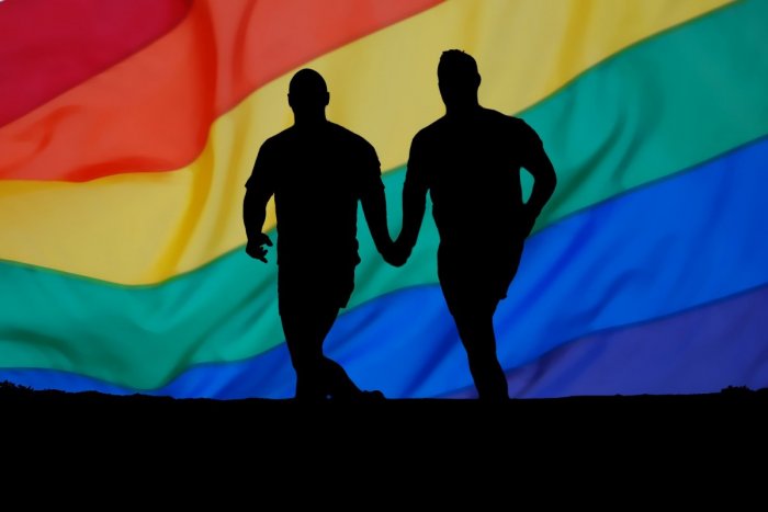 Ilustračný obrázok k článku LGBTI+ ľudia žijú v strachu, ohrození a bez práv: Viacerí zvažujú ODCHOD z krajiny