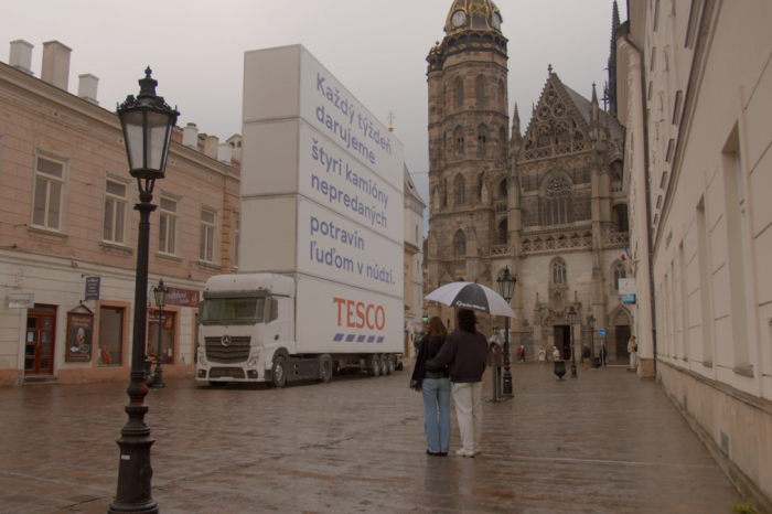 Ilustračný obrázok k článku Tesco každý týždeň daruje 110 ton potravín. Upozorňuje na to netradičným spôsobom – obrovskými kamiónmi v centre Košíc
